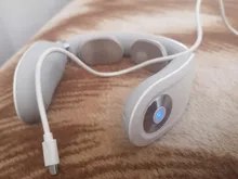 Masajeador de Cuello SKG 4098 Blanco Controlador Remoto Estructura de Anillo Inteligente Masajeador para Incomodidad de Cuello Masaje de Pulso Eléctrico Larga Duración de Bateria Calentamiento