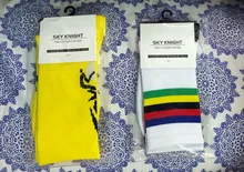 Calcetines de ciclismo para hombre, medias masculinas con diseño de líneas de color del arcoíris, profesionales de competición, aptas con deportes al aire libre, nuevos