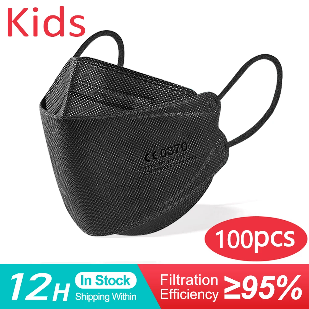 Enfant portant un masque de protection respiratoire coloré, en situation de jeu.