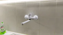 Grifo de la cocina mezcladoras montado en la pared de una manija grifo mezclador fregadero grifo rotación mezclador de agua fría y caliente RP piscina grifo Cuenca del grifo
