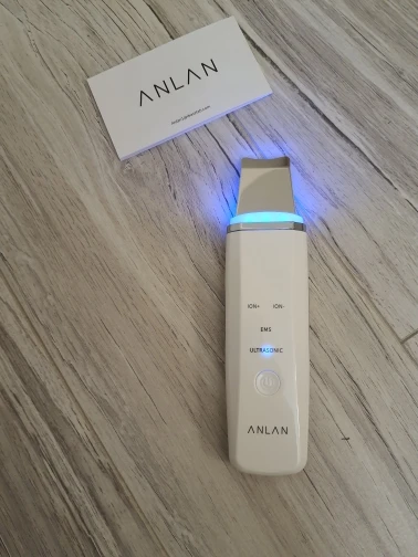 Отзыв о товаре ANLAN Ультразвуковой скрабер скруббер, ионная лопатка для чистки лица, пилинг, лифтинг для лица, удаление угрей, терапия красным светом для удаления черных точек blackhead remover узи чистка ультразвуковая чистка лица от пользователя K***e