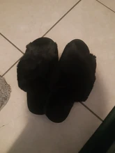 Zapatillas cálidas y mullidas para mujer, chanclas de piel sintética cruzadas para interiores, zapatos planos de pelo suave, chanclas para celebridades