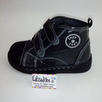 

Type boots basket with toe and two velcros in gray patent leather, Dobsons.com