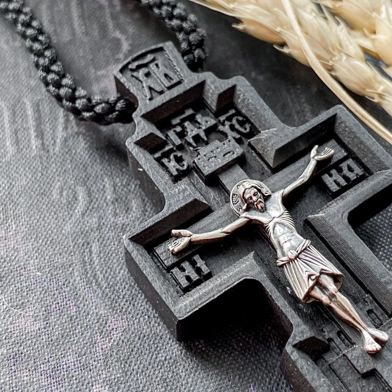 Крест из черного серебра - уникальное украшение с символическим значением