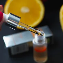 LANBENA-suero Facial blanqueador con vitamina C, esencia para la piel que aclara las manchas, elimina manchas oscuras y pecas