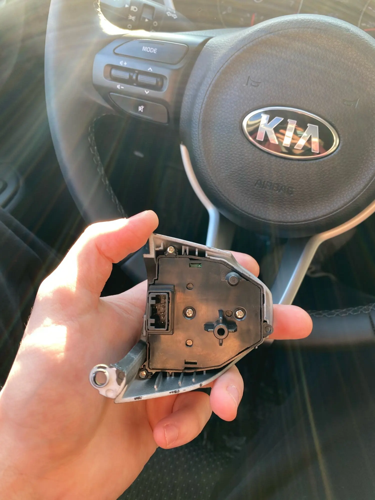 Кнопки круиз контроля форд транзит 2008. Кнопки круиз контроля форд фокус 3 2012. Кнопки круиза шевроле. Установка кнопок круиз контроля. Кнопки в руль логан 2.