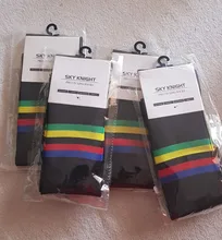 Calcetines de ciclismo para hombre, medias masculinas con diseño de líneas de color del arcoíris, profesionales de competición, aptas con deportes al aire libre, nuevos