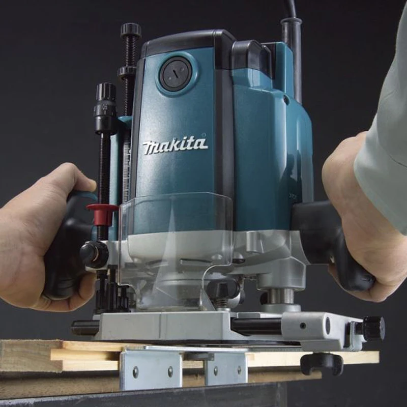 Фрезер электрический Makita RP1800F (мощность 1850 Вт, глубина хода 70 мм, цанга на 12 мм)