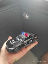 Coche de juguete de aleación fundido a presión M8 para niños, modelo de policía, luz de sonido de simulación, tira trasera de 6 puertas, vehículo de juguete abierto, regalos, 1/32