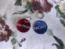 Etiquetas redondas de aluminio para identificación de mascotas, identificación de nombre personalizada, teléfono, 2 unidades por lote