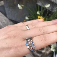 Huitan-anillos de banda estilo Partysu para mujer, 3 filas con piedra redonda de circón Blanco/azul, anillos y joyas para boda para mujer, artículo Simple