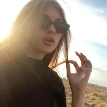 A***.