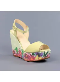 

Yellow sandals with Wedge. hv24
