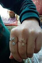 Anillo con 26 letras iniciales para mujer, mosaico de diamantes de imitación brillantes, apertura a la moda, joya para mujer, abalorio, regalo de joyería, 1 ud.