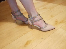 Nuevos zapatos de salón con remaches para mujer, zapatos de tacón alto, sandalias con correa en el tobillo, Punta puntiaguda, color Nude, 2019