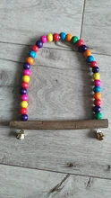 Columpio de madera Natural para loros, jaula colgante con cuentas de colores para pájaros, suministros de campanas, juguetes para mascotas, 1 unidad