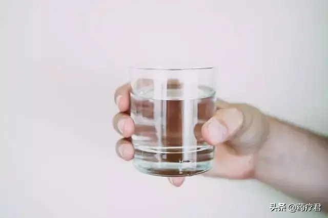 早上空腹喝水很健康养生？权威专家提示：3点不留意，喝过也是白喝！