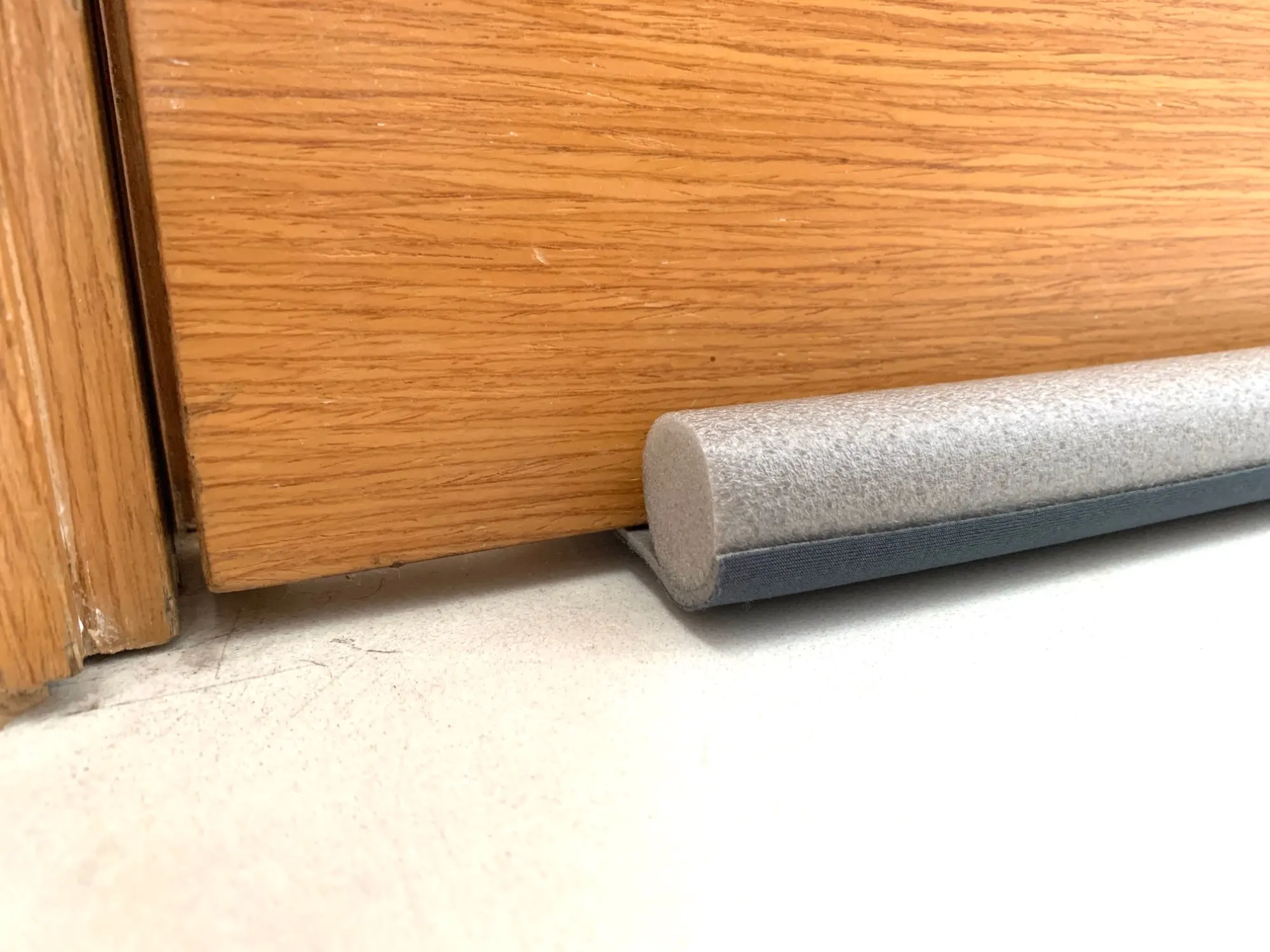 Уплотнительная лента для входной двери. Дверь со звукоизоляцией 70 дб. Шумоизоляция межкомнатных дверей. Двери входные шумоизоляционные с порогом. Дверь звукоизоляционная межкомнатная 60 дб.