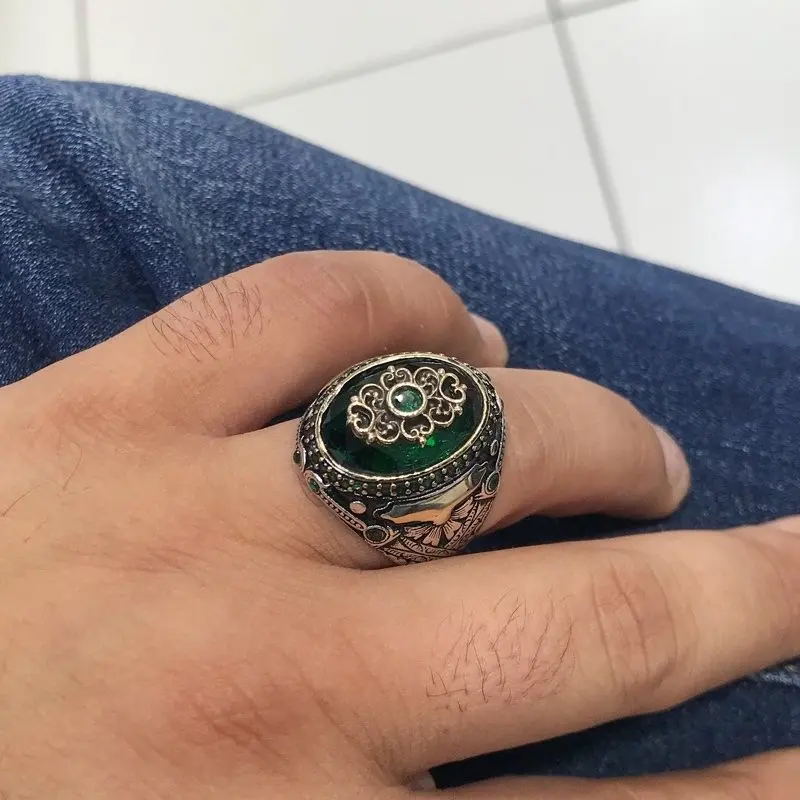 Изумрудно-зеленое серебряное мужское кольцо ручной работы на заказ