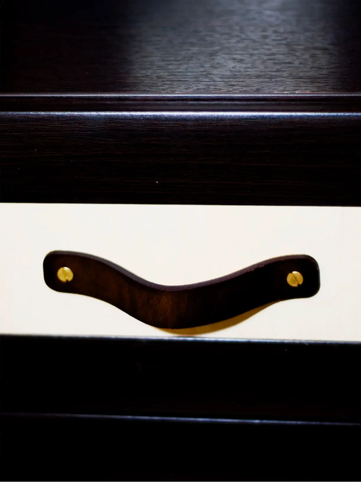 Рисунок 2 - Мебельная ручка из натуральной кожи