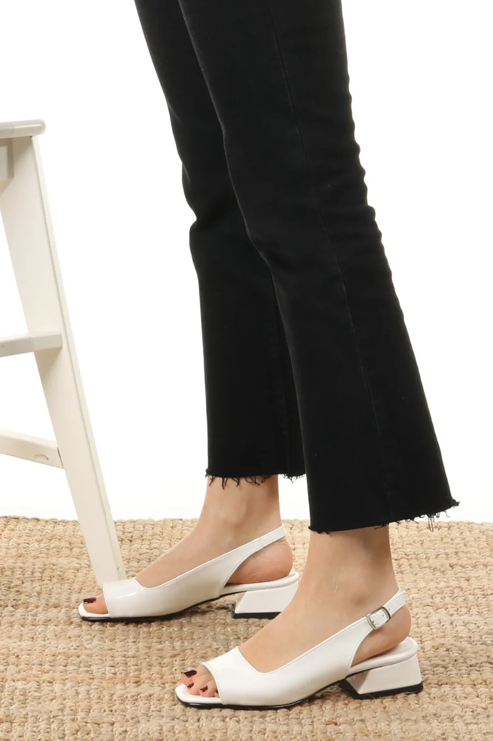 suzanne-beyaz-rugan-kisa-topuklu-sandale-fba5