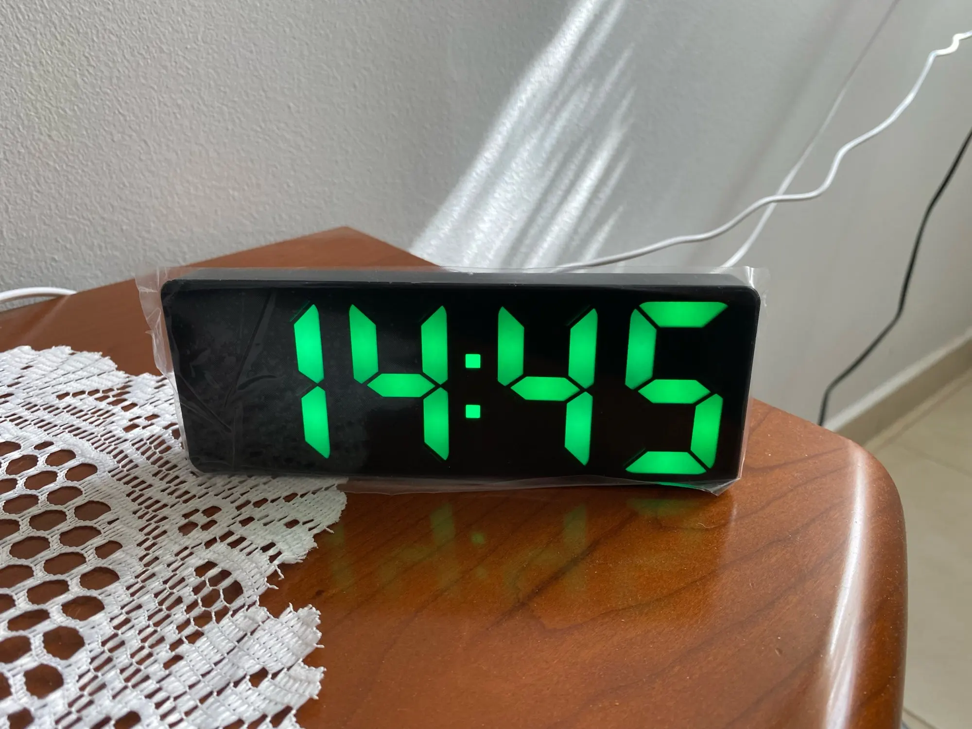 Одинаковые цифры на часа. Ангельская нумерология 1717 на часах. Часы повторяешься. Электронные часы 18:00. Часы повторяешься.