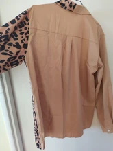 Camiseta de verano con cuello en V para mujer, blusa Sexy con estampado de leopardo y solapa, camisa de manga larga con contraste, Tops holgados informales de talla grande