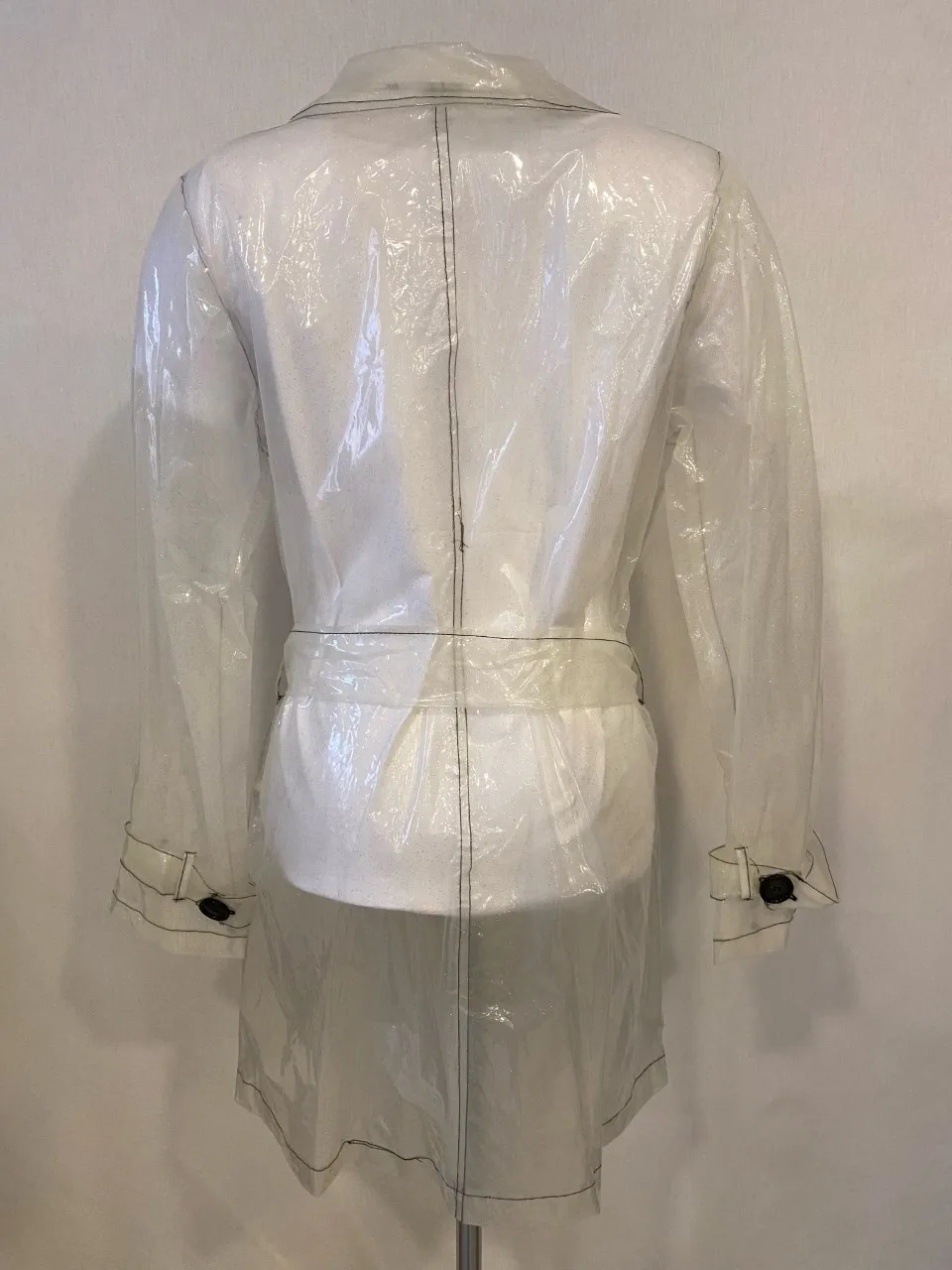 Рисунок 4 - Прозрачный плащ с вышитым воро