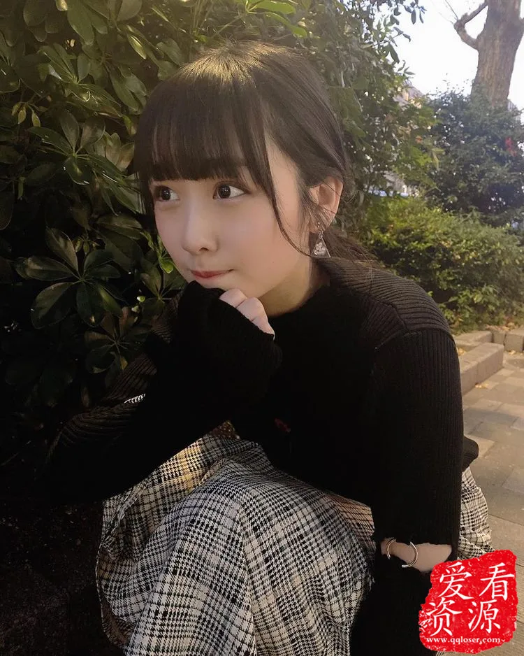 报告老师，您的学生八木ひなた在居酒屋上班，客人都挤爆了！