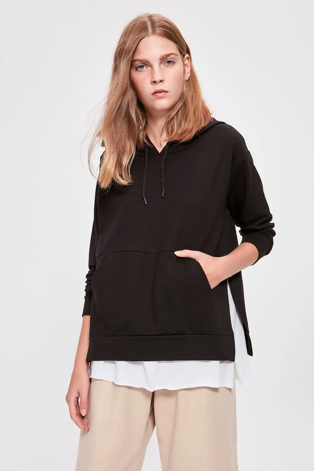 Trendyol черная трикотажная толстовка с капюшоном TWOAW20SW0382
