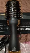 Cepillo que seca y volumiza el pelo de un solo paso, el cepillo produce aire caliente y puede alisar y arizar el pelo