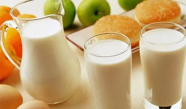 睡觉前喝牛奶好吗 关于喝牛奶的小常识