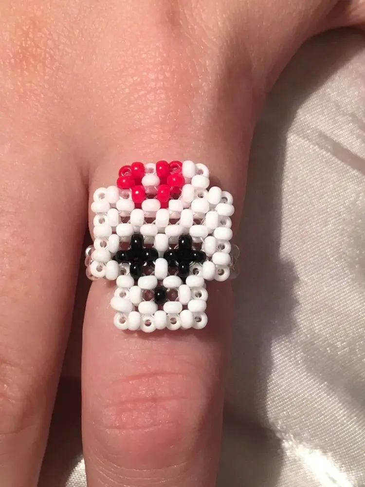 Объемный череп из бисера. Серьги черепки из бисера. Колечки из бисера череп. Бисер кольцо череп. Кольцо из бисера череп.