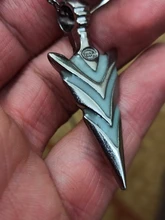 Luminoso brillante flecha COLLAR COLGANTE Caballero collar con forma de lanza resplandor en el oscuro Pike Collar para Mujeres Hombres regalo de Halloween