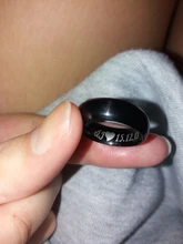 Vnox-anillo personalizado de acero inoxidable con borde biselado para hombre y mujer, sortija de boda negra con letras y fecha