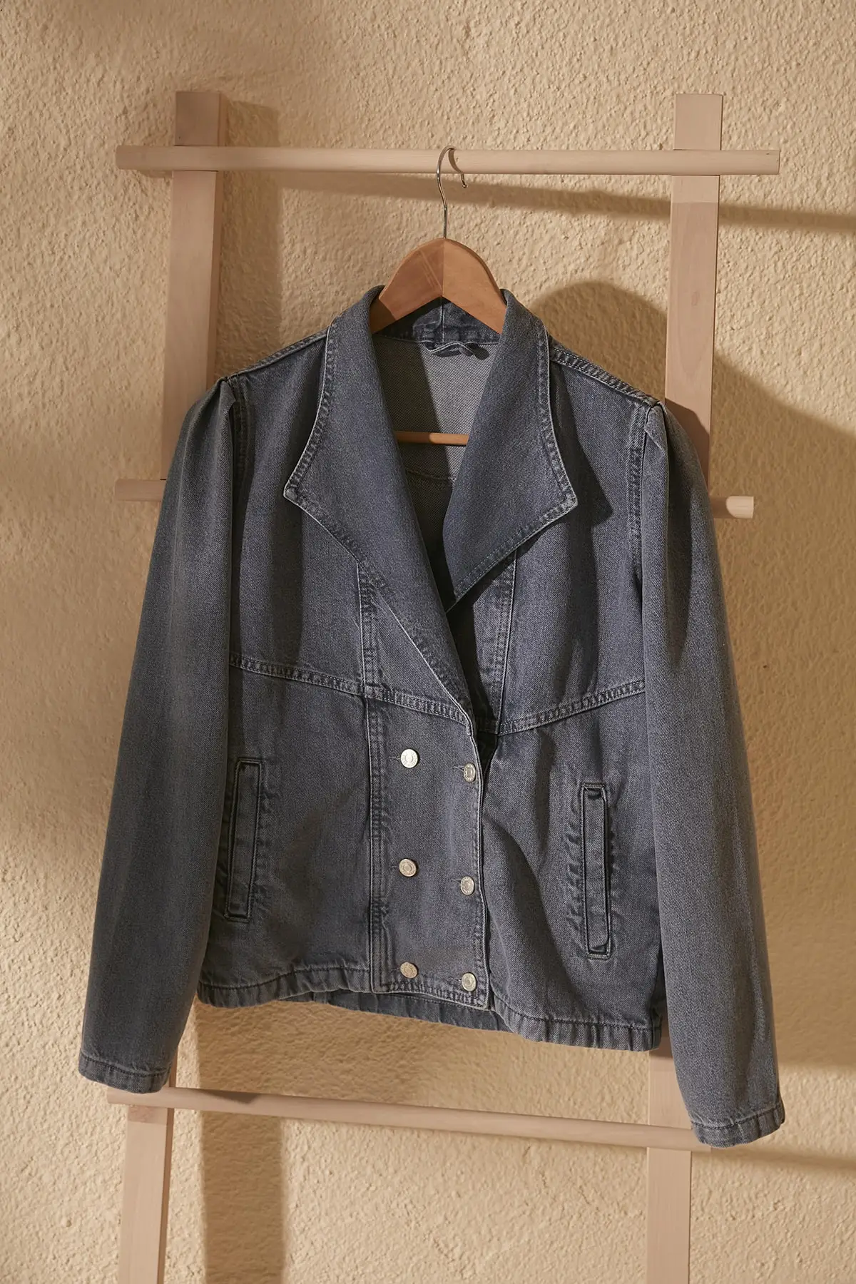 

Trendyol Stitch Detail Double Breasted Closure Denim Jacket TWOSS20CE0027