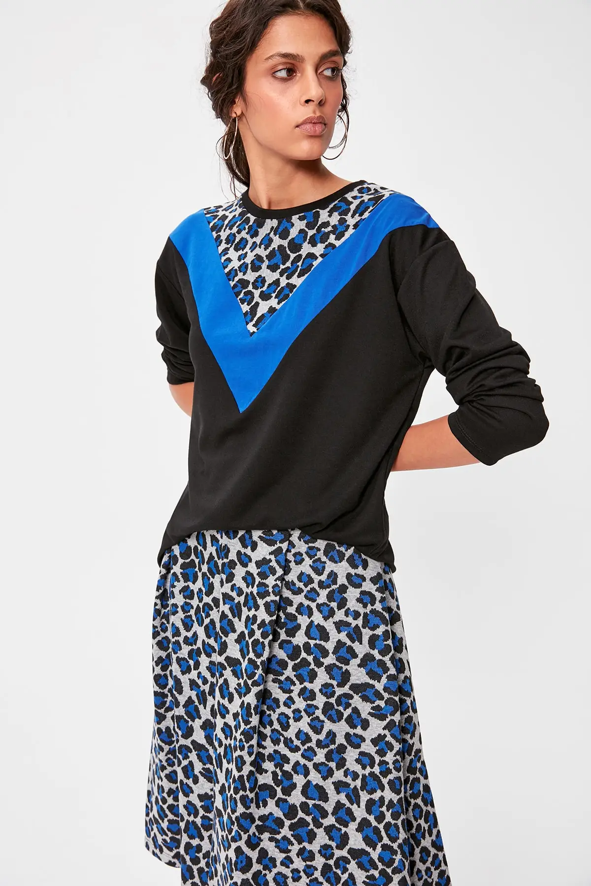 

Trendyol Black Leopard Pattern Blocky Knitted Sweatshirt TWOAW20SW0304