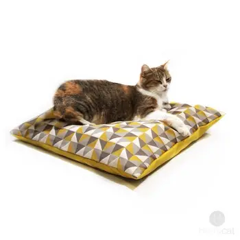 

Triangle pattern HOMYCAT Cushion XL - L55 x W55 x H10 cm-Yellow-For cats