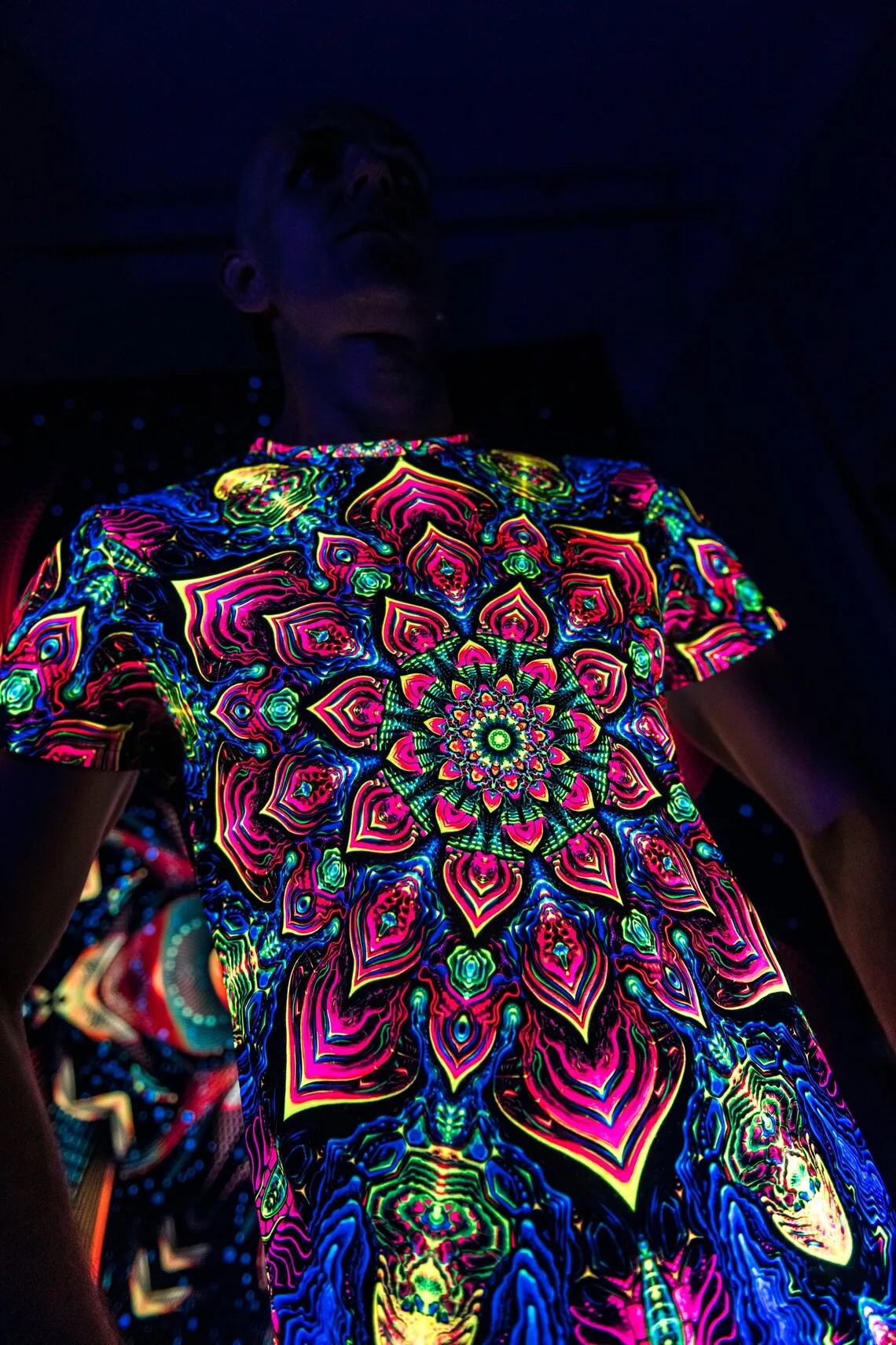 Неоновая футболка. Кислотная майка. Флуоресцентная футболка. Кислотная футболка мужская. Футболки в ультрафиолете.