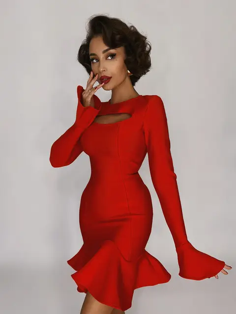 매력적인 섹시함과 돋보이는 스타일의 완벽한 조화를 선보이는 여성용 프릴 밴디지 드레스