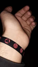 Pulsera deportiva de Anime para hombre, pulsera de silicona de caucho con dibujos animados, brazalete de mano circular para Cosplay, color blanco y negro