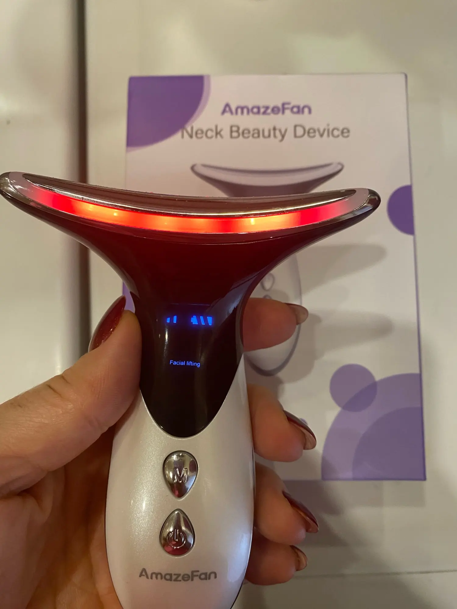 Отзыв о товаре AmazeFan Против морщин на шее Подтяжка для лица и шеи Устройство красоты Светодиодная фотонная терапия Уход за кожей EMS Затянуть шеи Массажер Ум... от пользователя 8***r