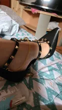 Vestido de diseño sandalias de las mujeres, mujer estilo de hadas con falda cereza 2020 novedad de verano negro tacones altos delgada con remaches zapatos