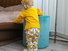 Conjunto de ropa para niñas pequeñas, Tops de manga larga con letras para recién nacidos, pantalones informales con estampado, diadema, trajes para niños pequeños