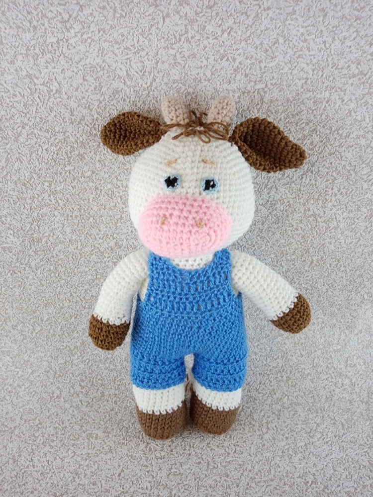 Вязаная игрушка Кеша — теленок в комбинезоне | Игрушки и хобби