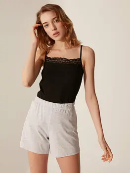 

Detailed with lace Square Collar Cotton Undershirt