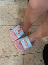 Zapatillas de unicornio arcoíris para niños y niñas, zapatos de playa, pantuflas suaves para interiores