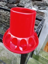 1 Uds. Herramientas de alimentación para aves de corral, 1,5Kg, comederos para pollos de plástico rojo, Cubo de alimentación para codornices, herramientas de granja avícola