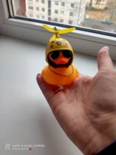 Casco de viento roto de pato amarillo pequeño, accesorios bonitos para coche Interior, Ola de viento rota, adorno de coche de pato, decoración de ciclismo