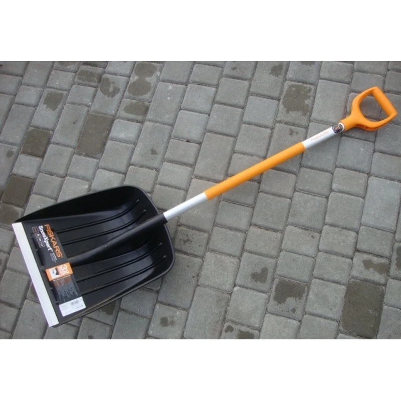 Лопата для уборки снега облегченная Fiskars SnowXpert(1003468